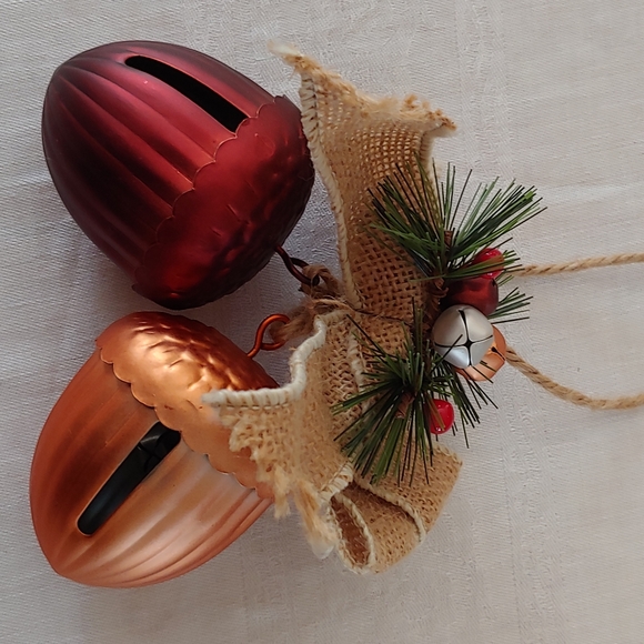 Holiday Acorn Bell - Picture 7 of 7